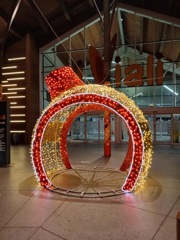 Sfera natalizia con passaggio